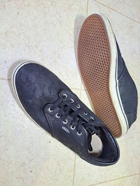 Vans Womens’s Black Low-Top Sneakers